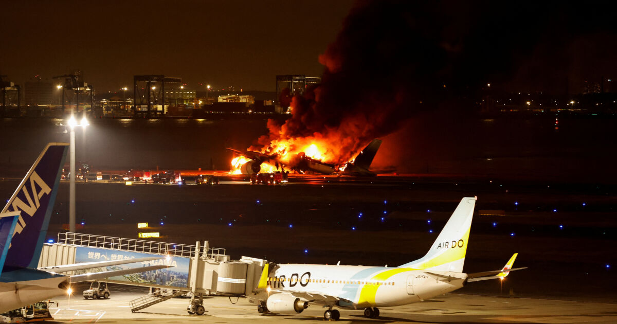 Японските авиолинии обявиха, че всички 379 пасажери на запалилия се