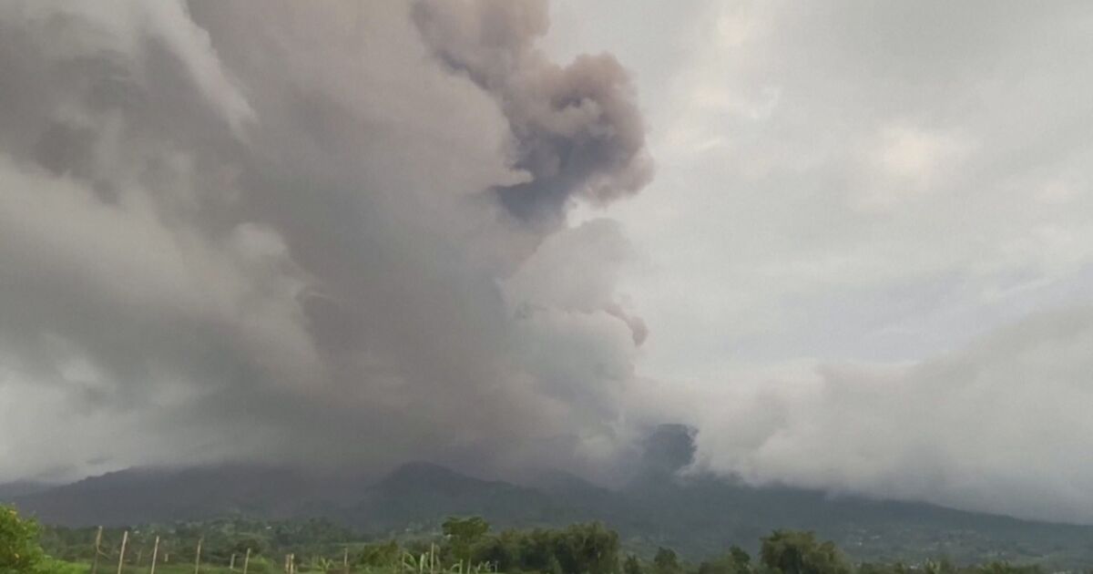 Засилената вулканична активност в източната част на Индонезия наложи евакуацията