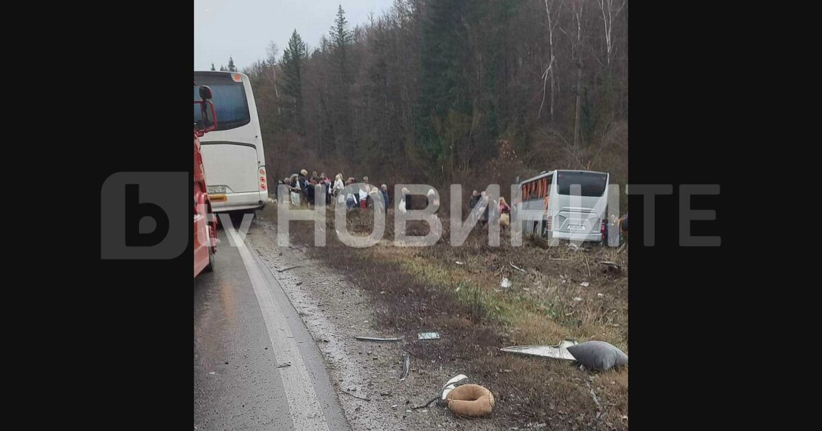 Катастрофа между автобус с гръцки туристи и камион затвори пътя