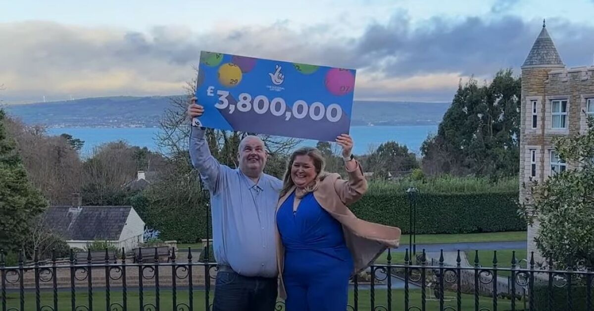 Un homme qui a gagné 4,4 millions d'euros à la loterie a continué à travailler pour ne pas décevoir ses collègues (vidéo)