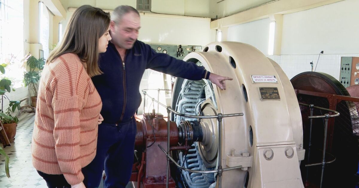 Първата в България електрическа крушка, захранена от водноелектрическа централа, светва