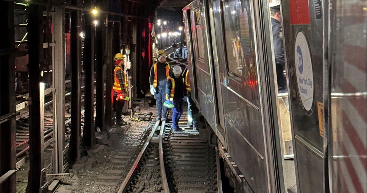 Най-малко 24 души са пострадали, след като два влака се
