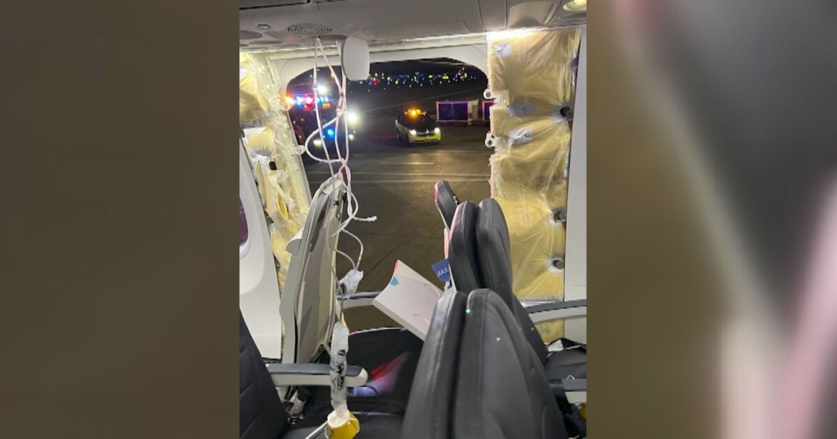 Самолет кацна аварийно, след като прозорец и част от страничната