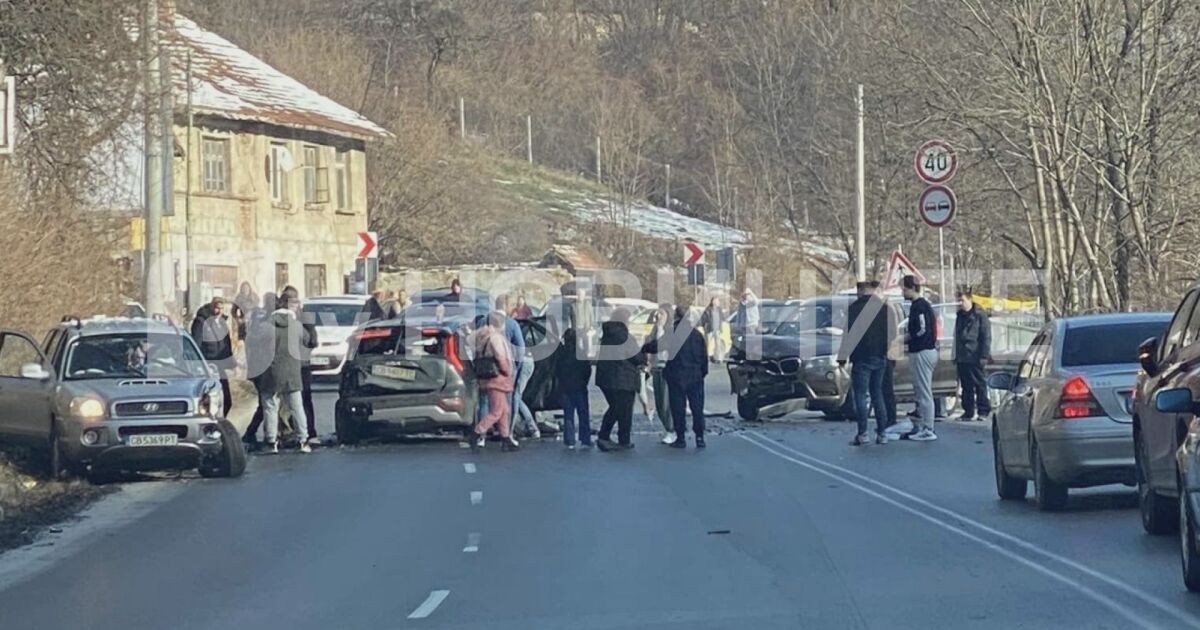 Тежка катастрофа между три коли е станала на пътя София-Перник