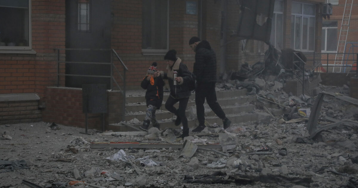 Трима души бяха ранени, а 130 евакуирани след поредни руски