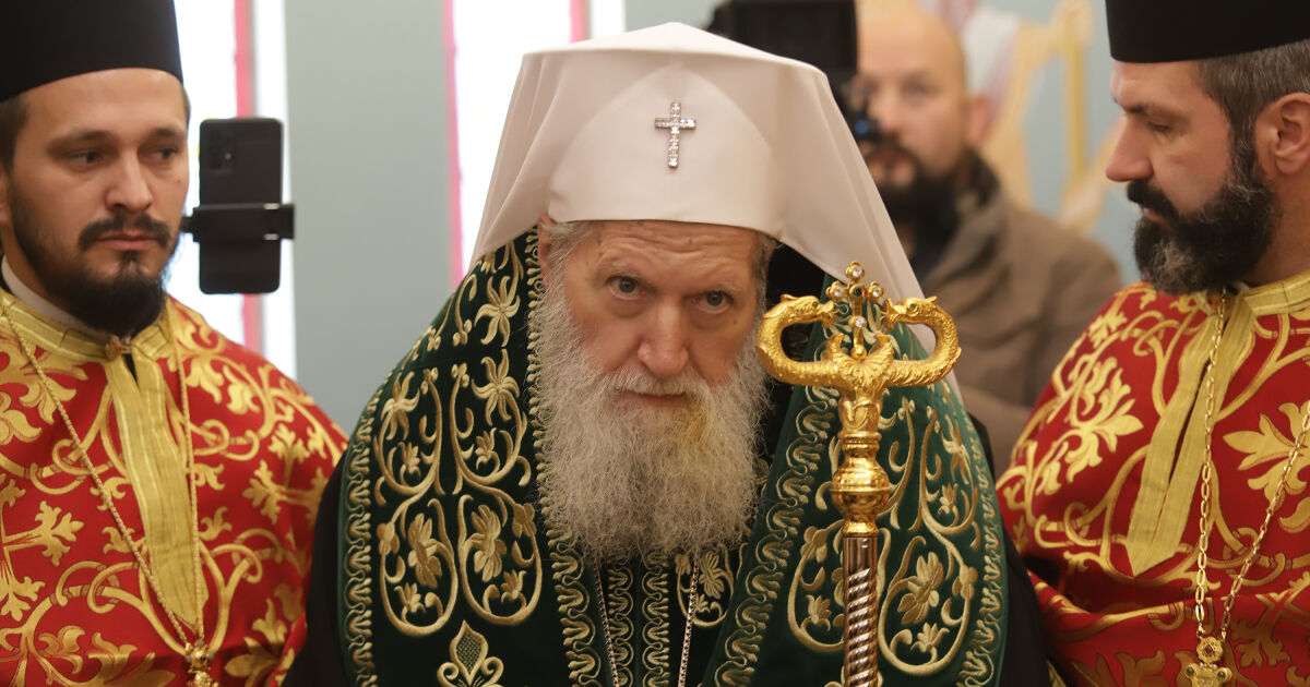 Патриарх Неофит се чувства все по-добре, казаха днес митрополитите от