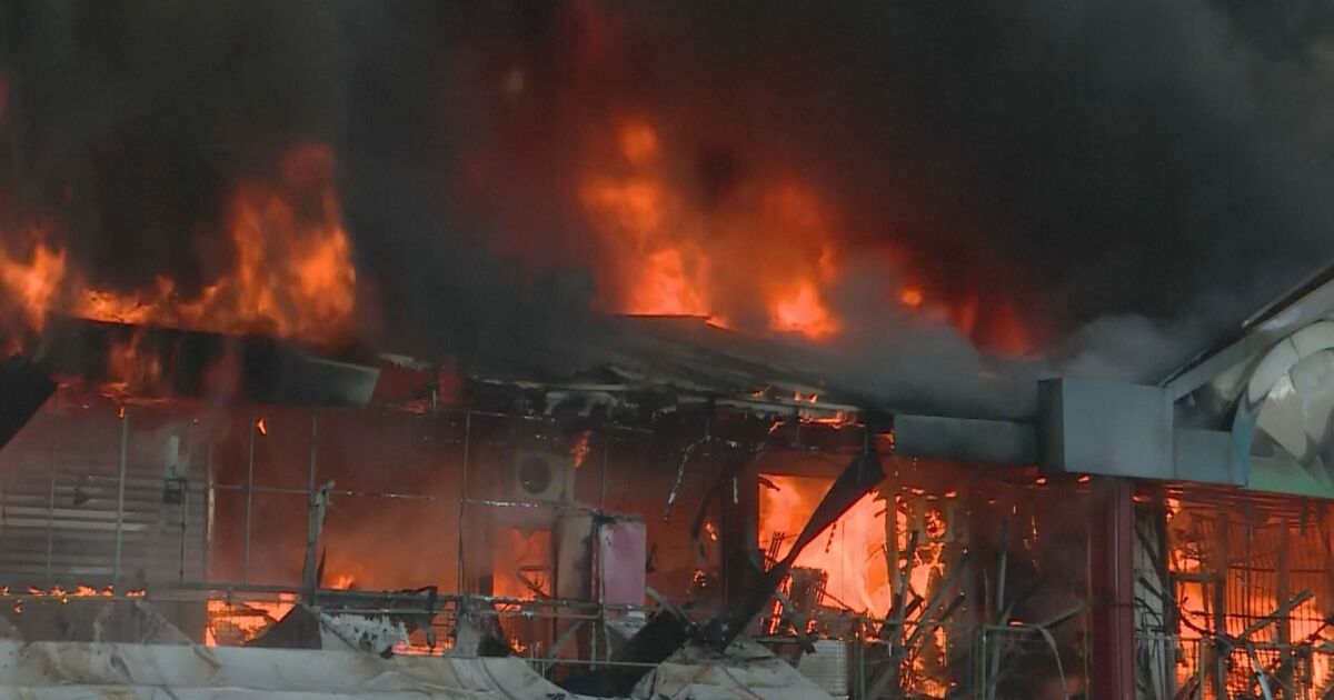 Огромен пожар избухна в китайски търговски център в Белград тази
