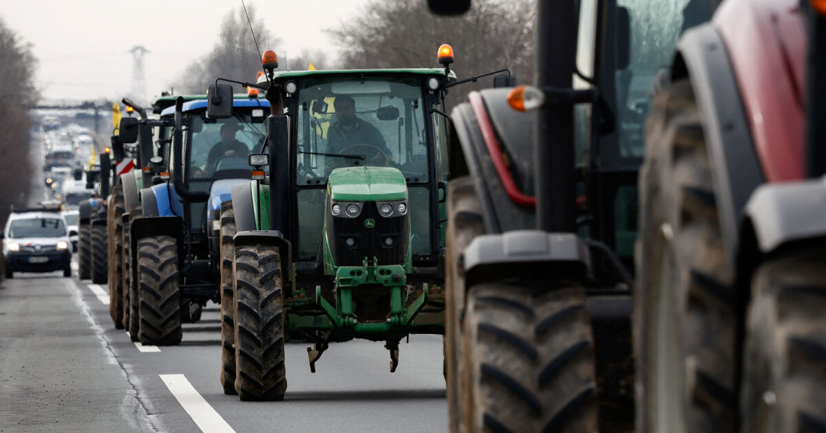 Продължават мащабните земеделски протести във Франция. Стотици трактори са обградили