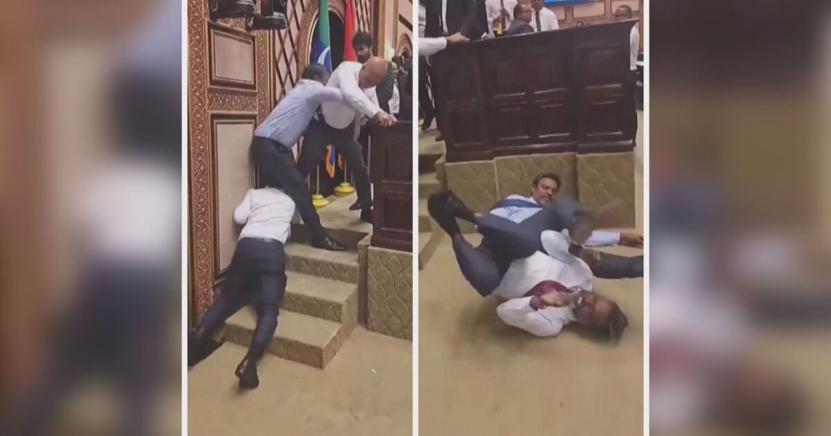 Депутати се карат и се бият по време на ключово гласуване