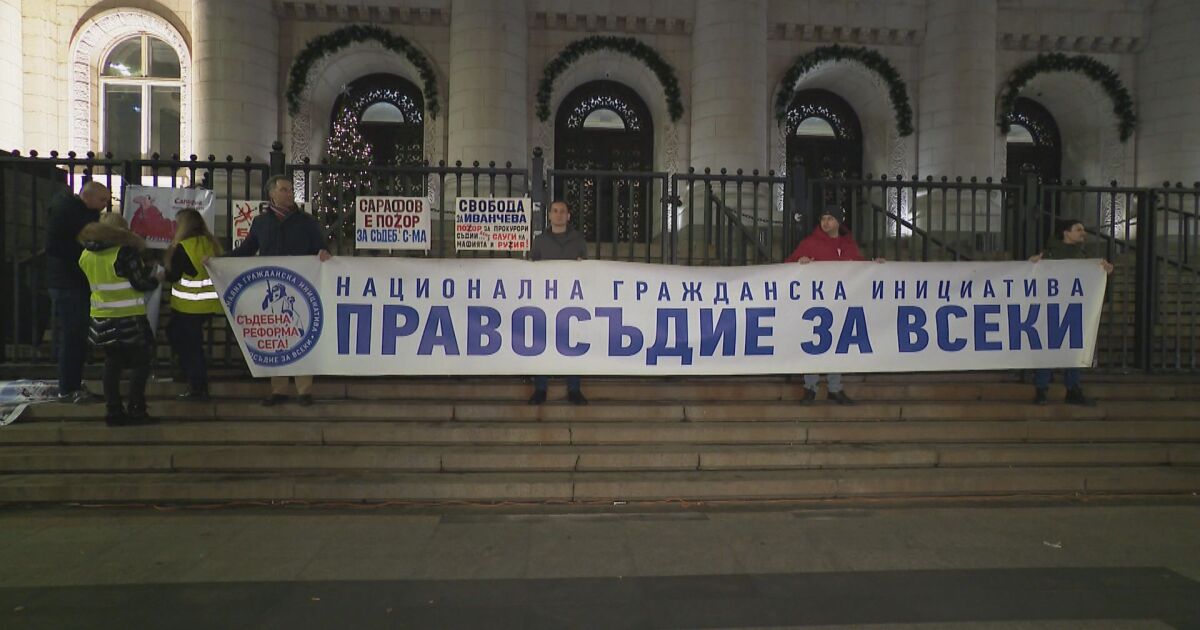 Нов протест на инициативата Правосъдие за всеки“ пред Съдебната палата