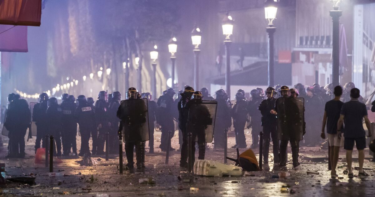 Нови сблъсъци във Франция между полиция и протестиращи заради спорната