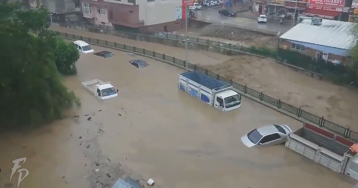в разрушените от земетресенията югоизточни региони на Турция. Наводнения отнеха