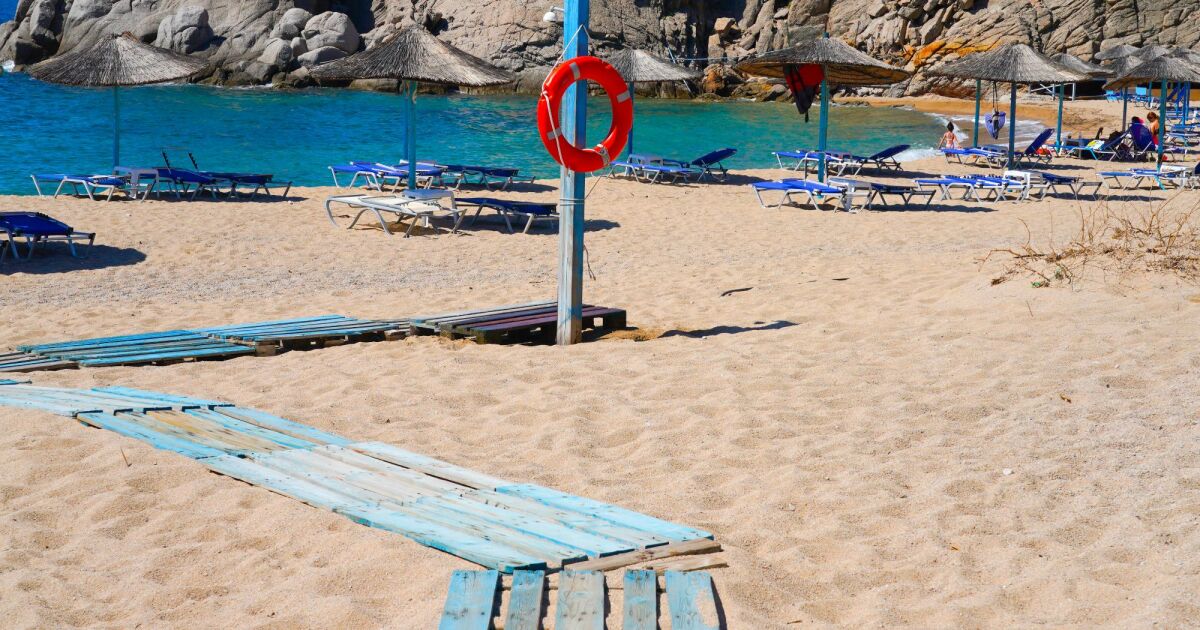 Στην παραλία στην Ελλάδα: Μια ξαπλώστρα για ένα κούνημα και ένα μεσημεριανό γεύμα για δύο – από 25 έως 30 ευρώ