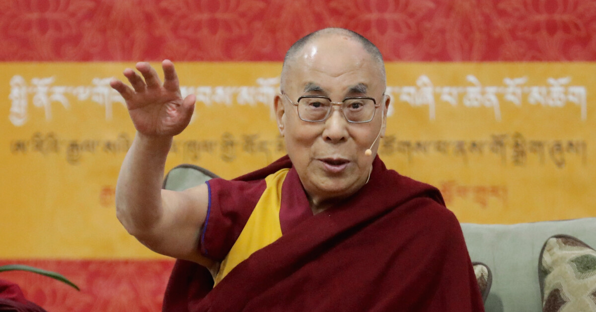Отново скандално видео с Далай Лама. Кадрите този път са
