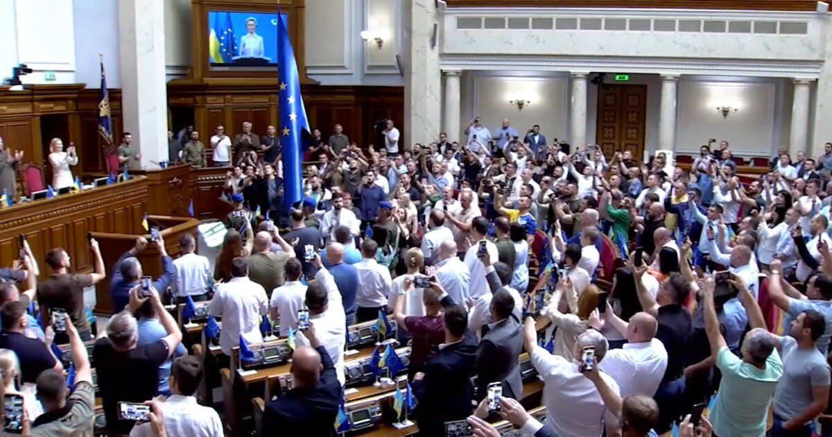 Аплодисменти в украинската Рада при внасянето на знамето на ЕС