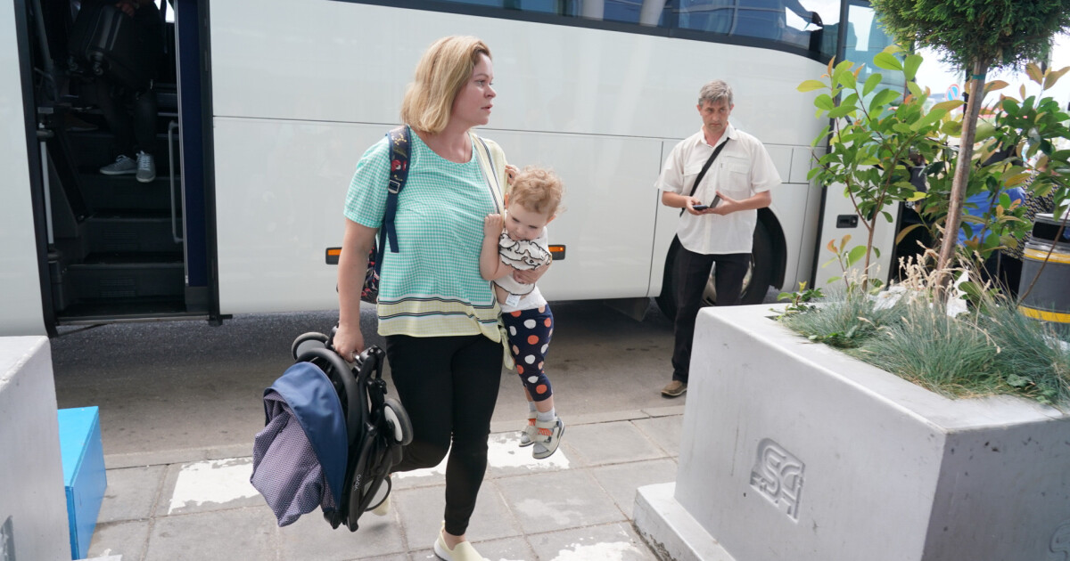 Руски дипломати и служители на посолството се изнесоха от мисията