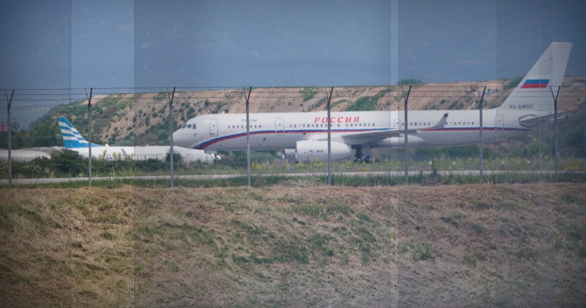 Снимка: Два полета изведоха от България служители на руското посолство у нас и близките им
