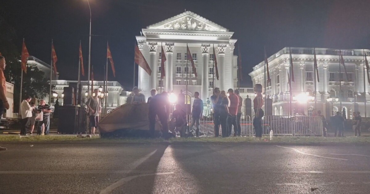 Граждани на Северна Македония разпънаха палатки пред сградата на правителството