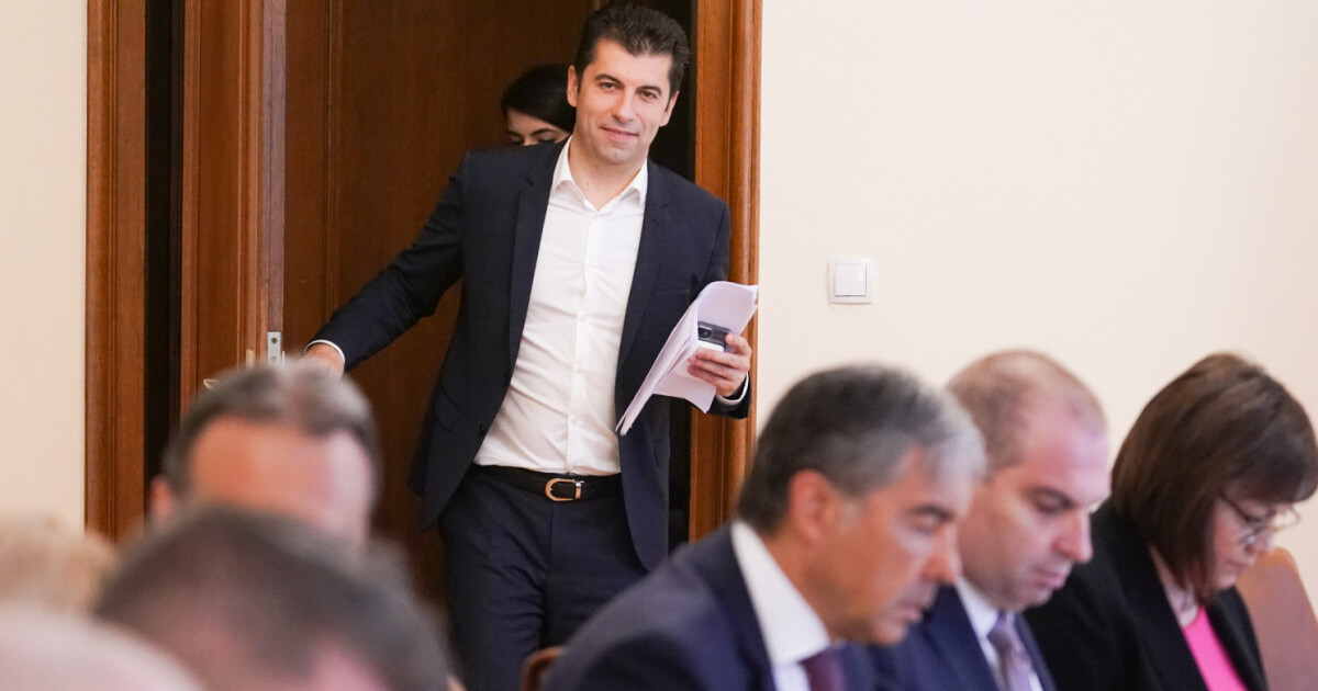 „Готови сме с управленската програма на кабинета „Василев“, заяви премиерът