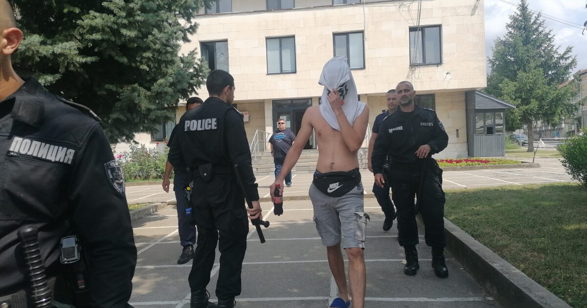 45 футболни фенове на черногорския клуб Сутиеска пренощуваха в ареста