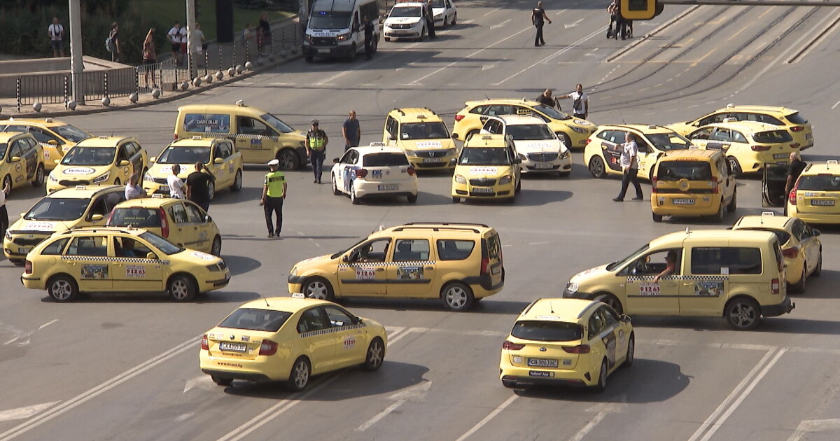 Малко преди 17 ч. таксита блокираха столичния булевард „Черни Връх“