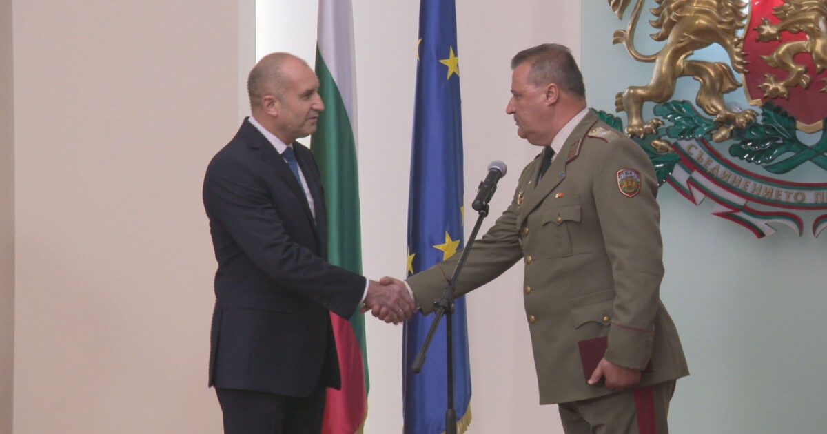 Президентът Румен Радев награди военнослужещи с висши офицерски звания.Отличия бяха