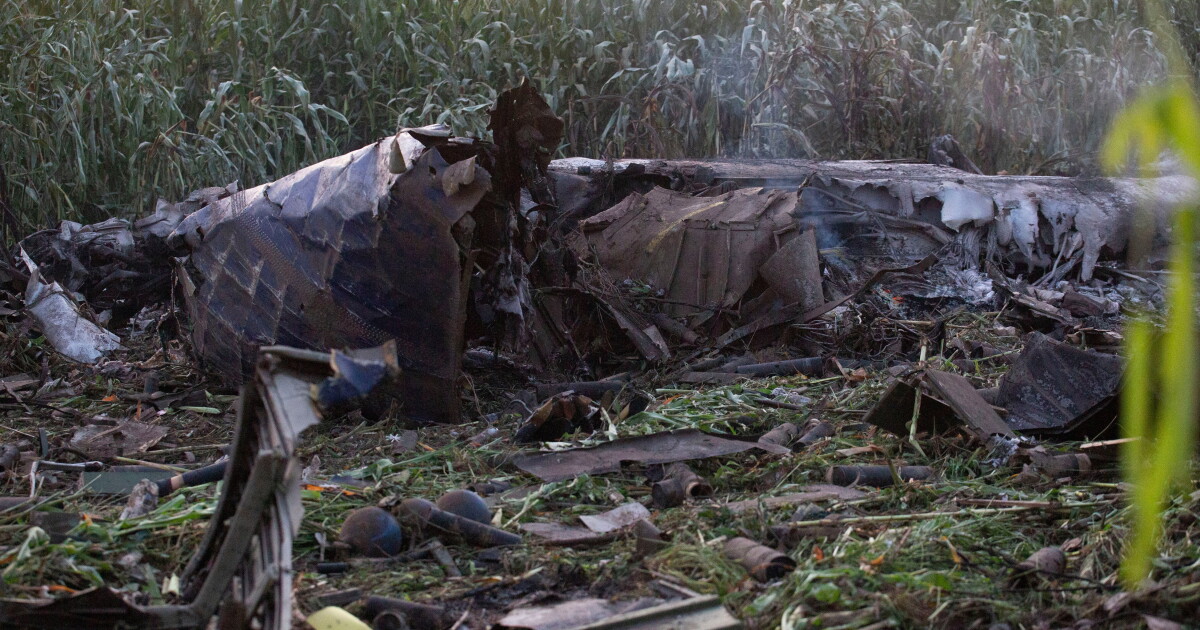 Украински товарен самолет с осем души на борда се разби