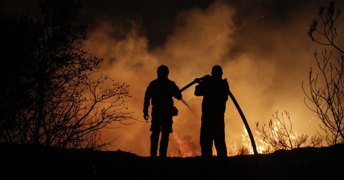 Голям пожар избухна край гръцката столица Атина.Гражданската защита призова за