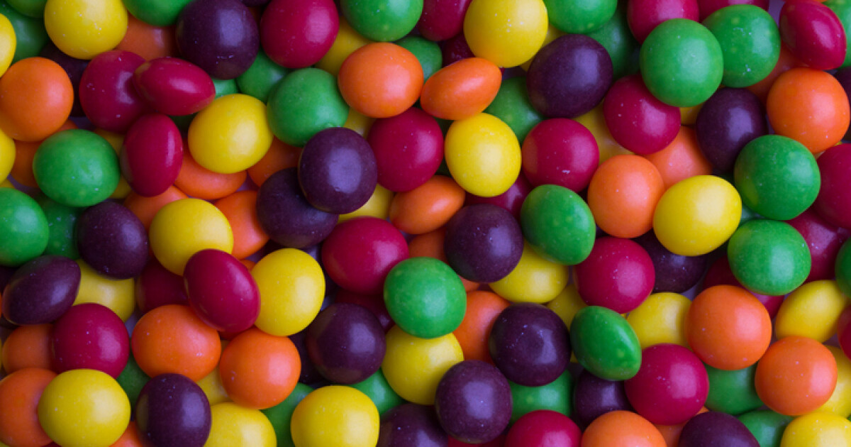 „Негодна за консумация от човека“ съставка в цветните бонбони Skittles,