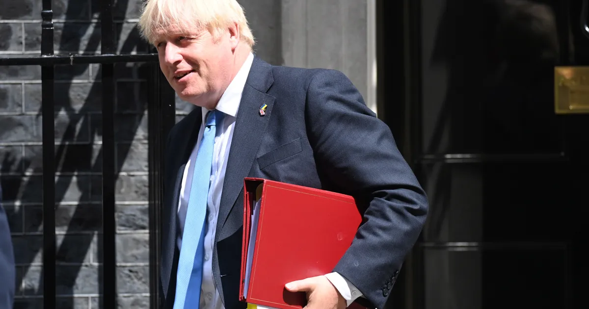 Бившият британски премиер Борис Джонсън се оттегли в неделя от