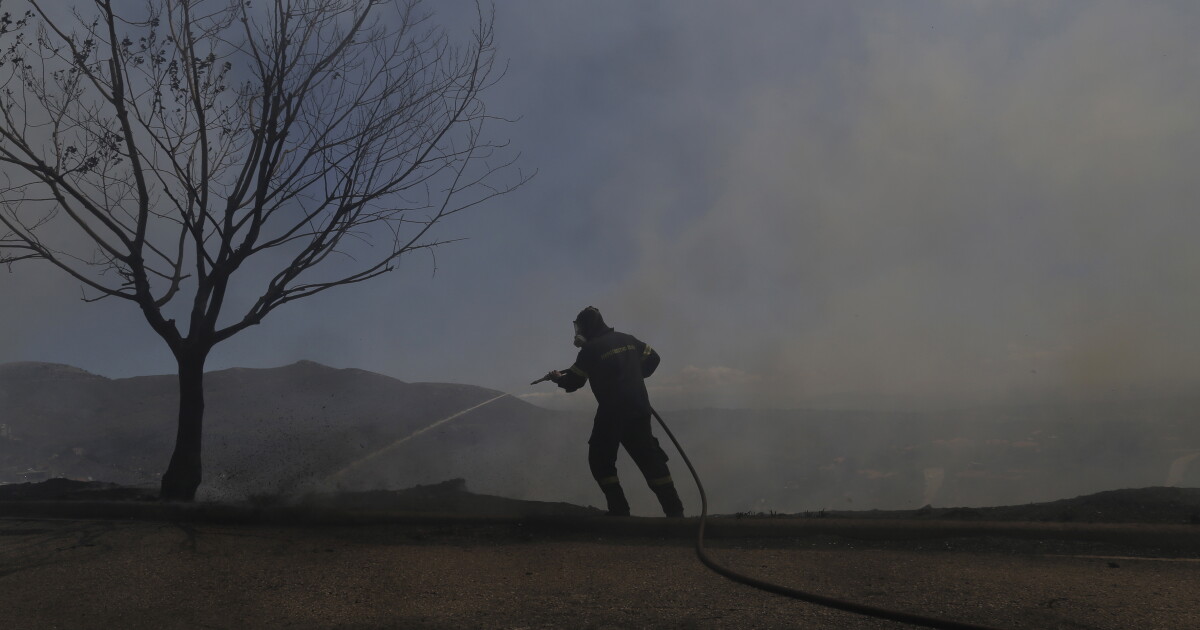 Пожарите в Гърция продължават да бушуват.Пожарната не очаква и днес