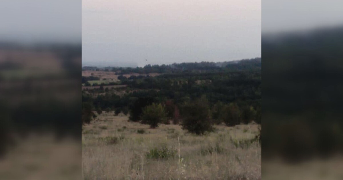 Голям пожар гори от почти шест часа в Калояновско. Пламнали