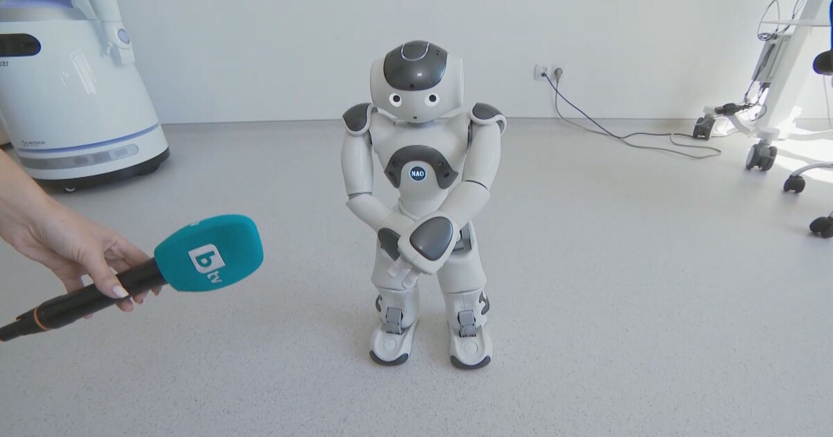 Български учени обучават роботи да помагат на хората. Това се