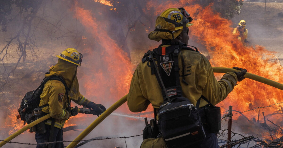 Евакуация и извънредно положение заради голям горски пожар в Калифорния.Огнената