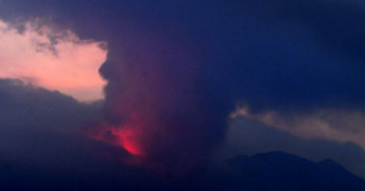 Снимка: Един от най-активните вулкани в Япония изригна, изпълни небето с черен дим
