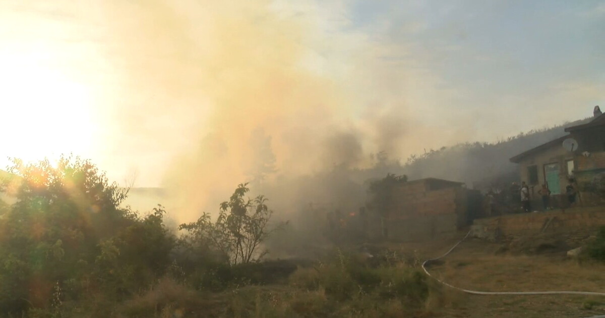 Снимка: Няколко къщи горят в местността "Зайчева поляна" в Стара Загора