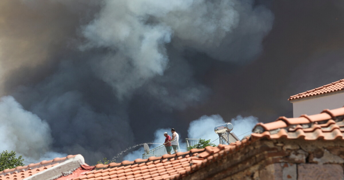 Усложнена остава обстановката с пожарите в Европа. Пламъци продължават да