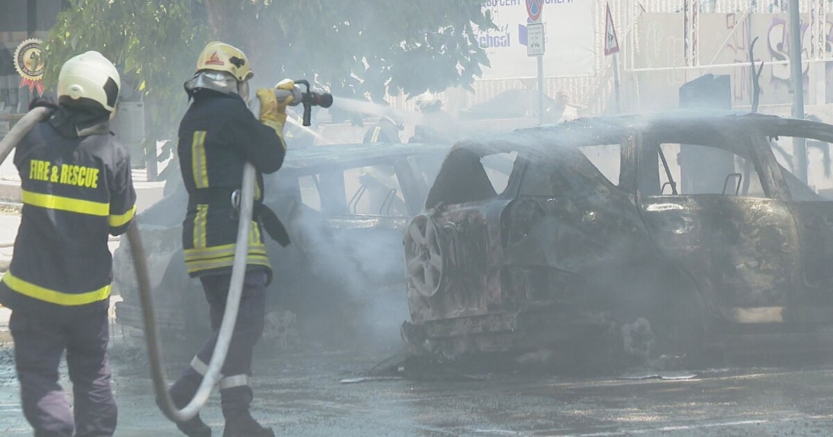Пожар изпепели три коли във Варна днес по обяд.Инцидентът стана