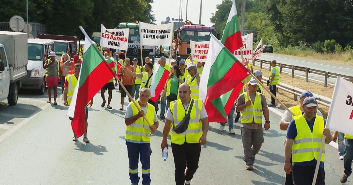Национален протест на пътните фирми блокира и днес ключови кръстовища