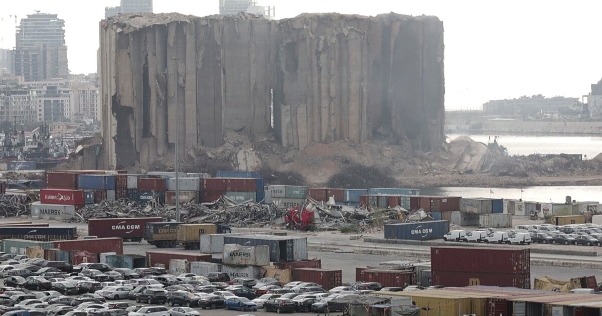 Част от огромния силоз за зърно в пристанището на Бейрут,