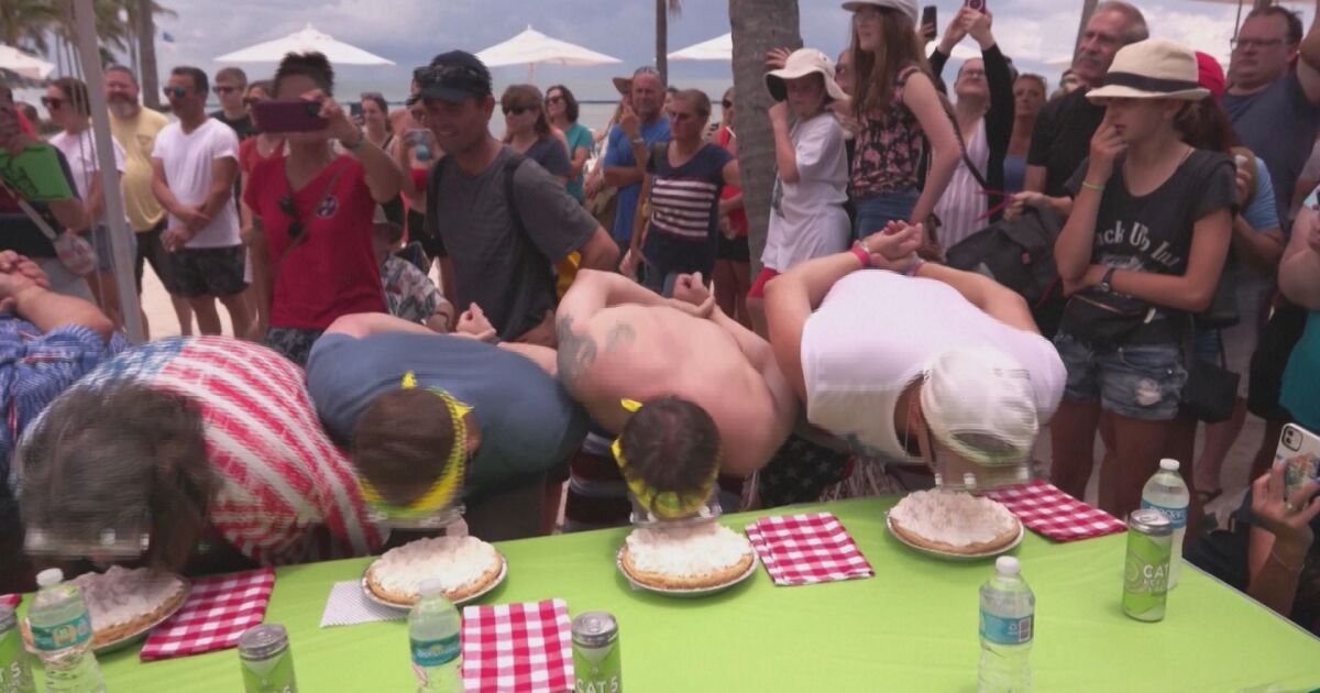 Десетки американци се включиха в градска надпревара по ядене на