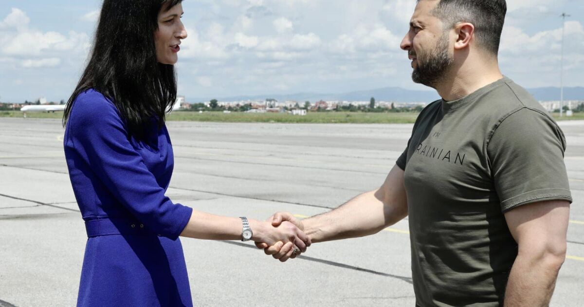 Вицепремиерът Мария Габриел посрещна украинския президент Володимир Зеленски на летището.Добре