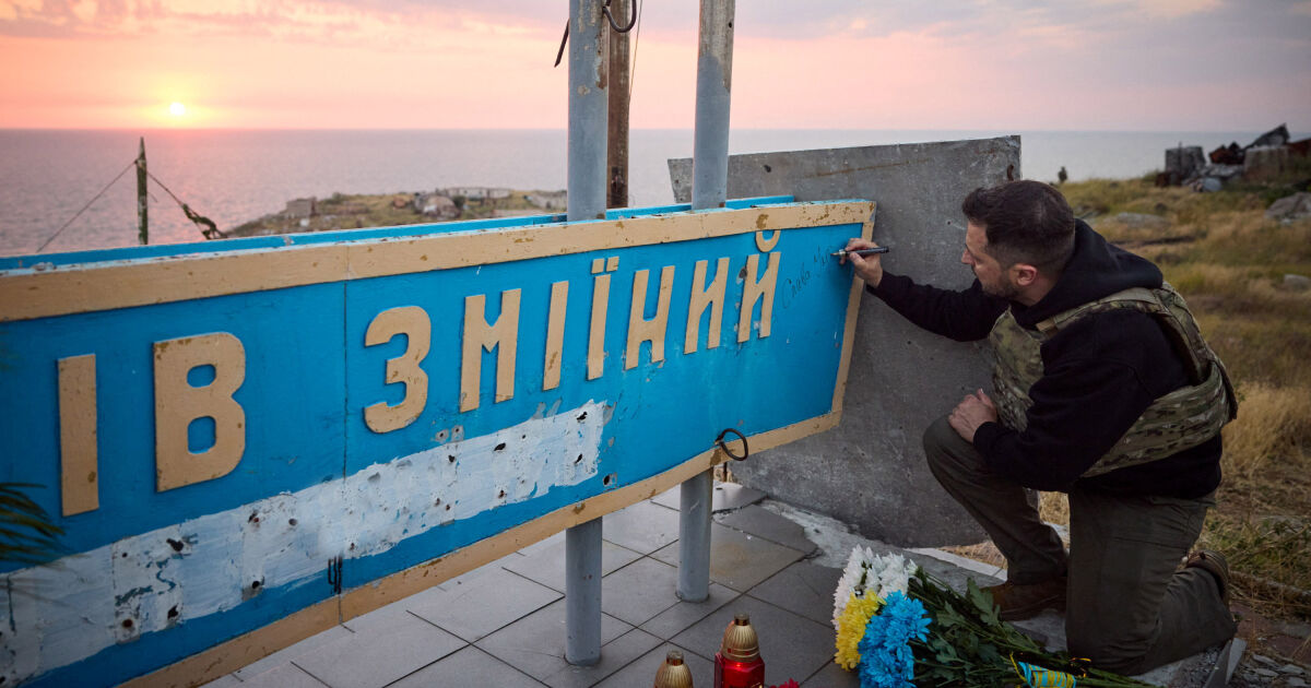 Украинският президент Володимир Зеленски посети скалистият Змийския остров в Черно
