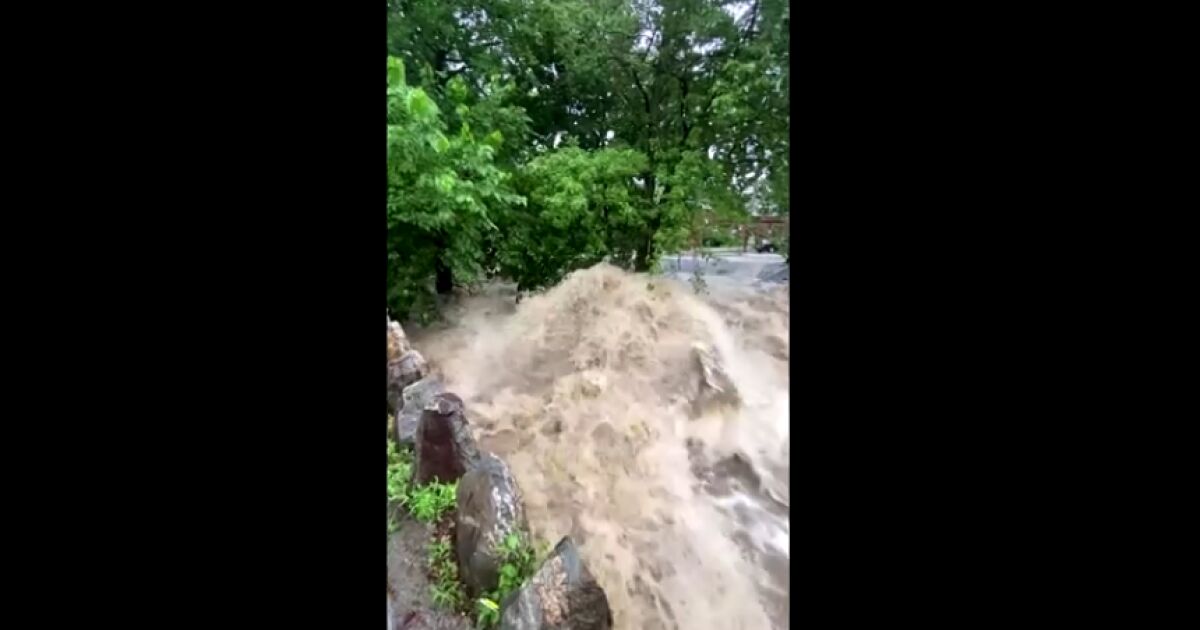 Проливни дъждове предизвикаха сериозни наводнения в щата Ню Йорк. Най-малко