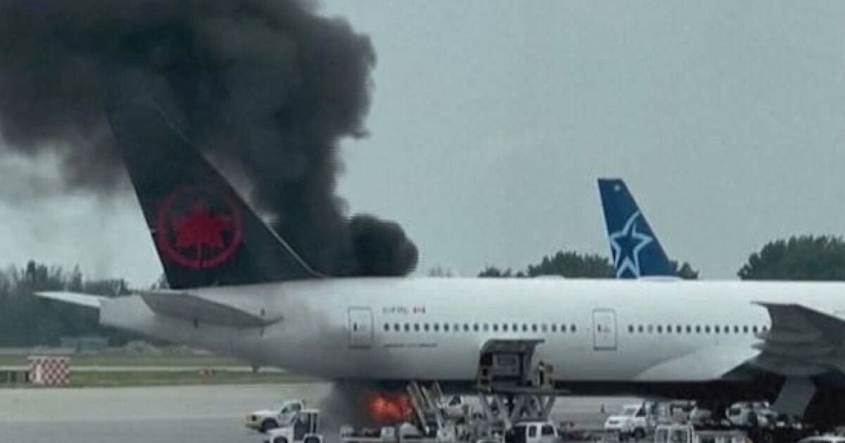 Горящ самолет на Air Canada стресна пътниците на летището в