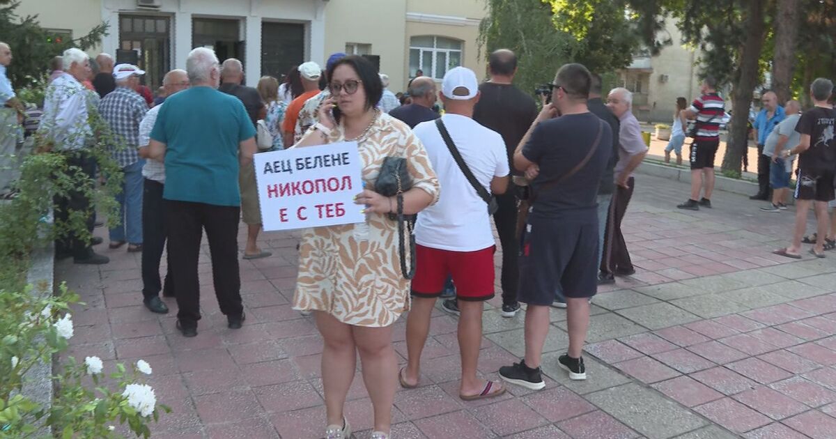 Жители на Белене протестират срещу решението за продажба на оборудването за АЕЦ