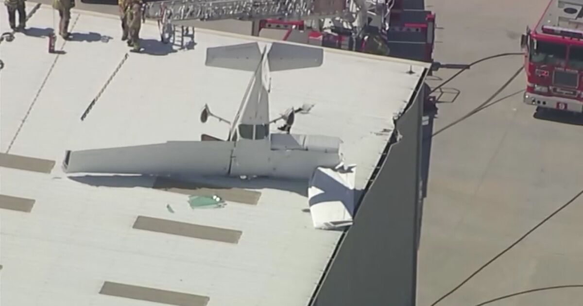 Самолет Чесна“ катастрофира в хангар в Южна Калифорния, САЩ. За
