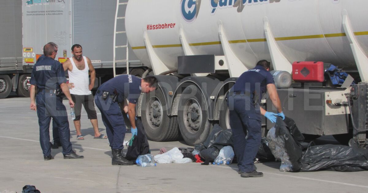 Шестима мигранти-мъже са били заловени на буферния паркинг за камиони