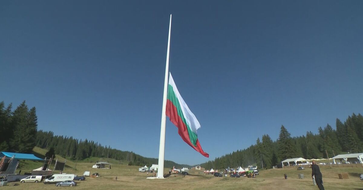 По-малко от час до издигането българския трибагреник върху 111-метровия пилон