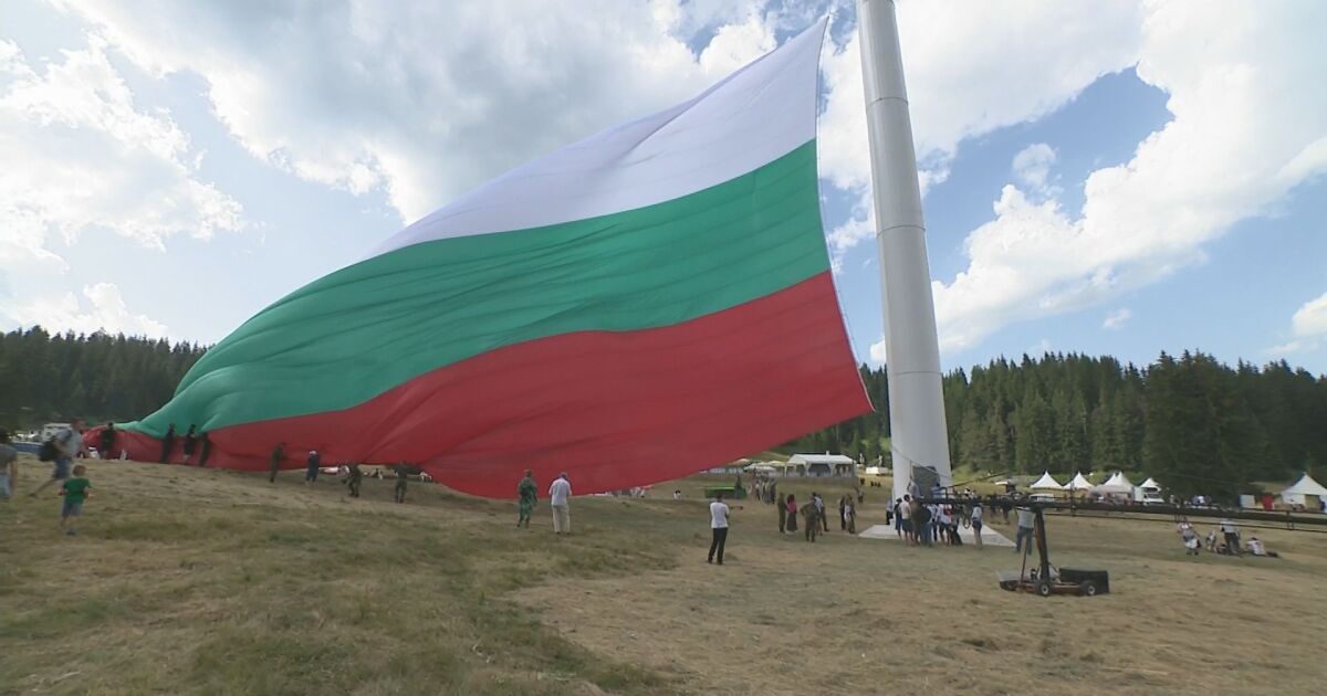 Издигат националния флаг над Роженските поляни. Монументът на българското знаме